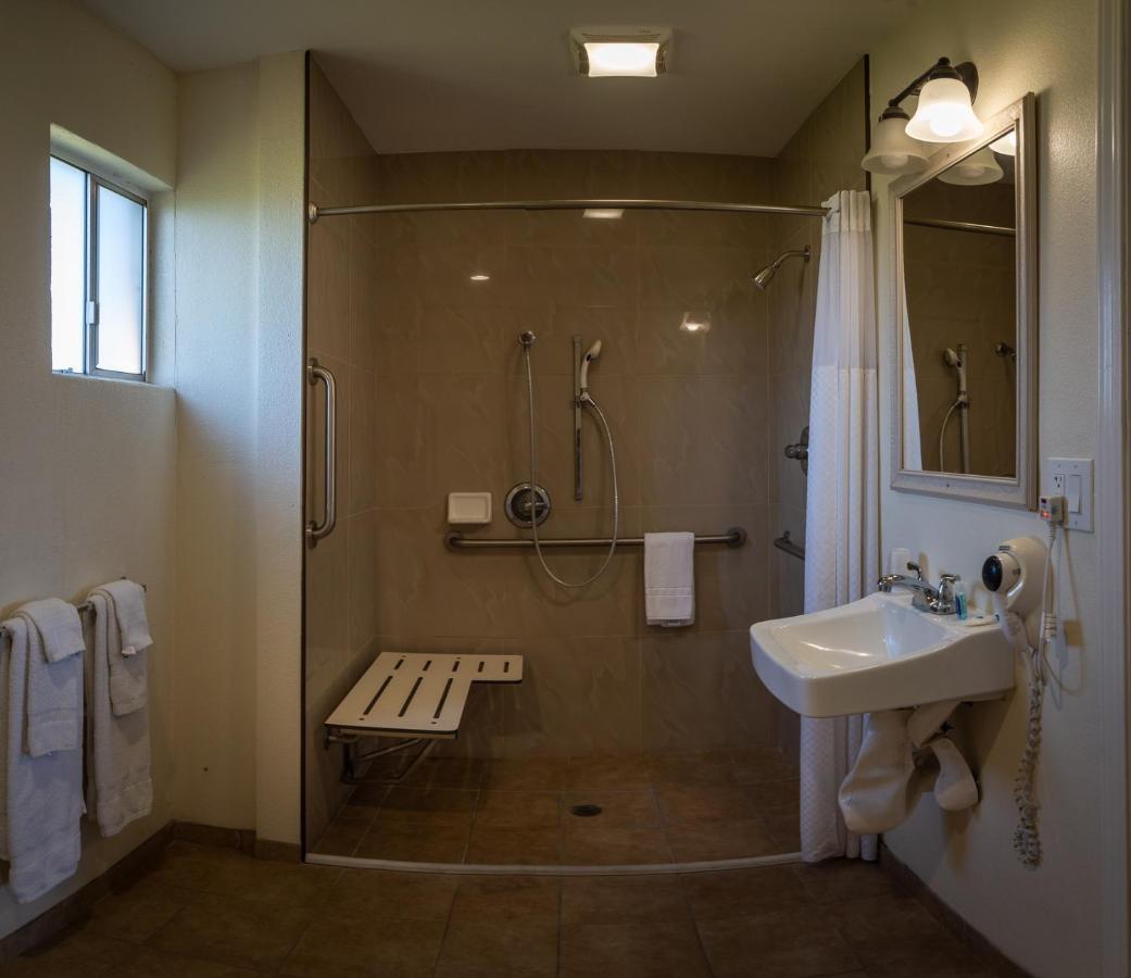 Rodeway Near University-gateway To Yosemite Motel 2*