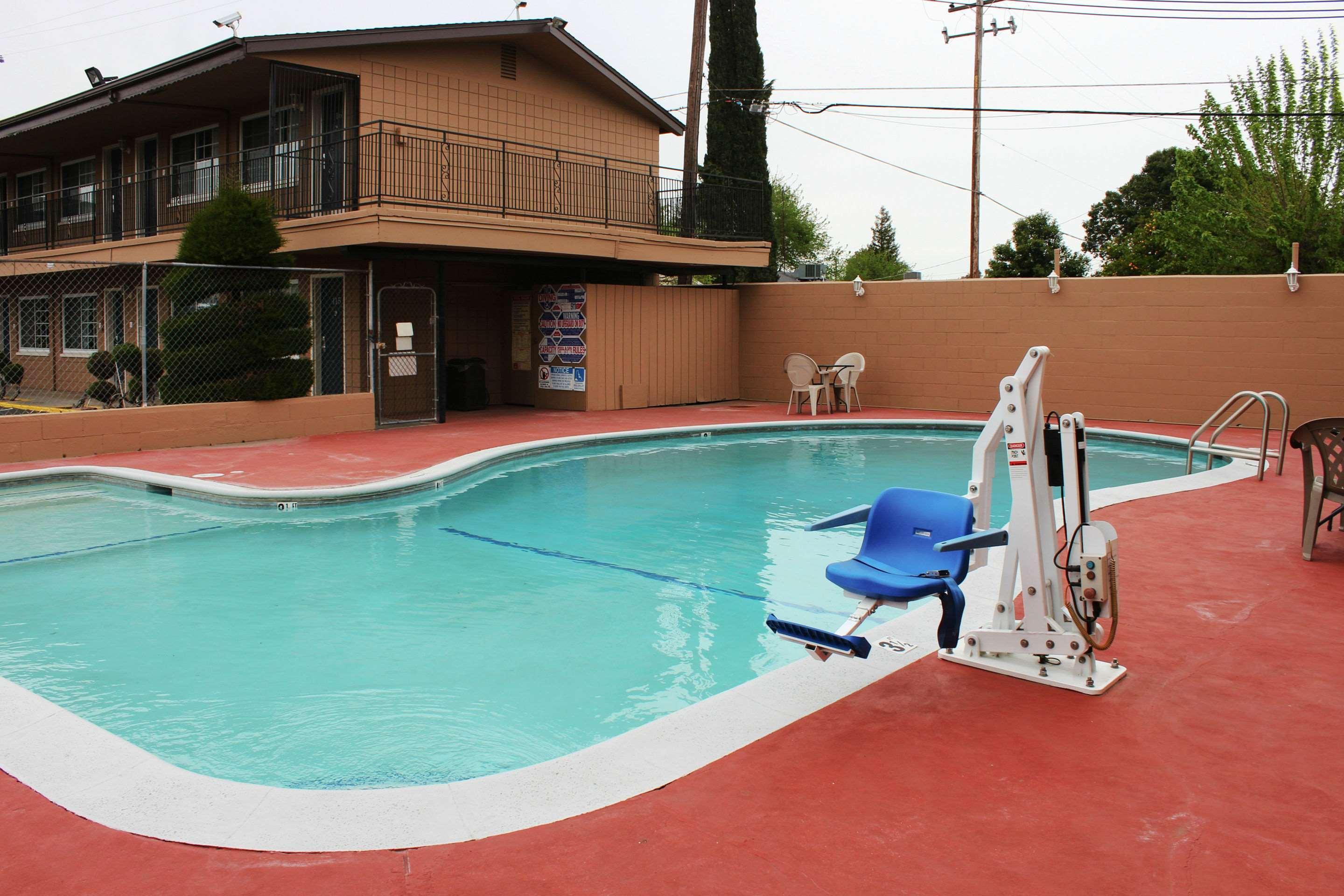 Motel Rodeway Near University-gateway To Yosemite 2*