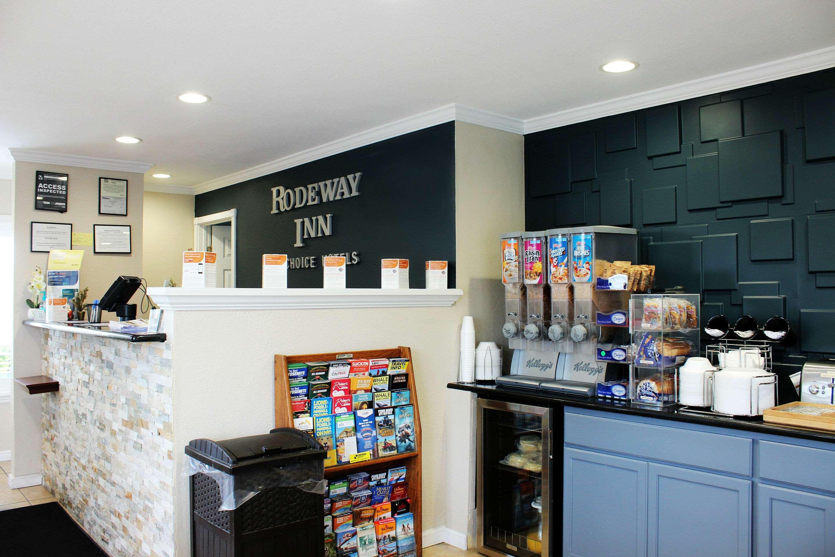 Rodeway Near University-gateway To Yosemite Motel 2*