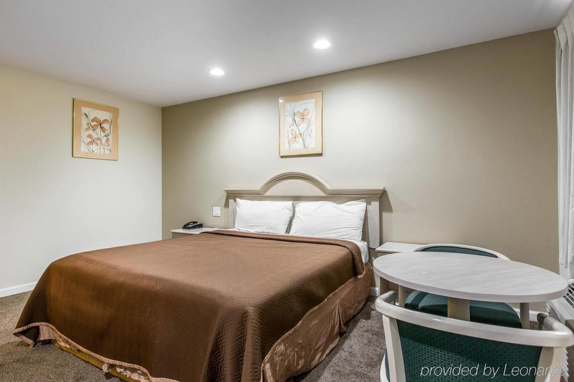 Rodeway Near University-gateway To Yosemite Motel 2*