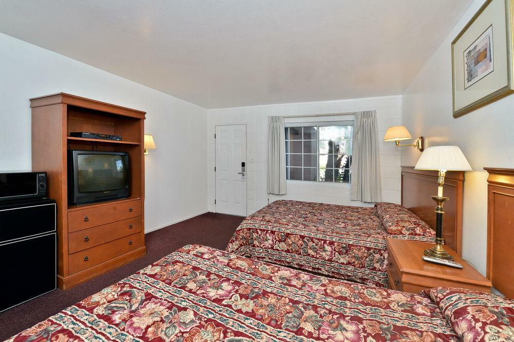 Motel Rodeway Near University-gateway To Yosemite 2*