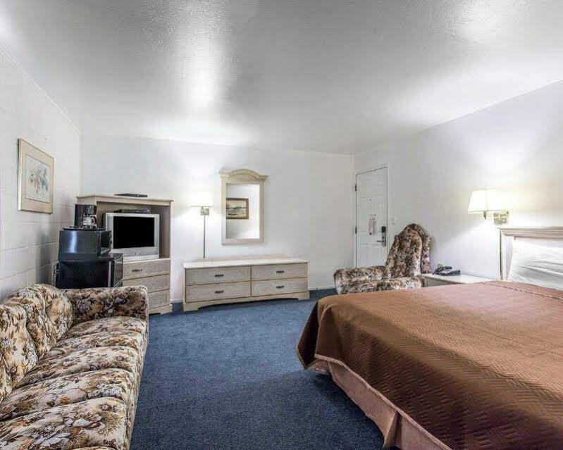 Rodeway Near University-gateway To Yosemite Motel Merced